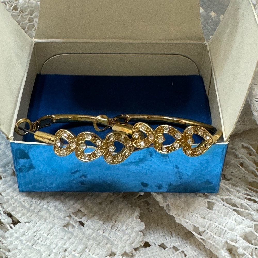 NIB Avon Heart Hoop Gold Tone Earrings